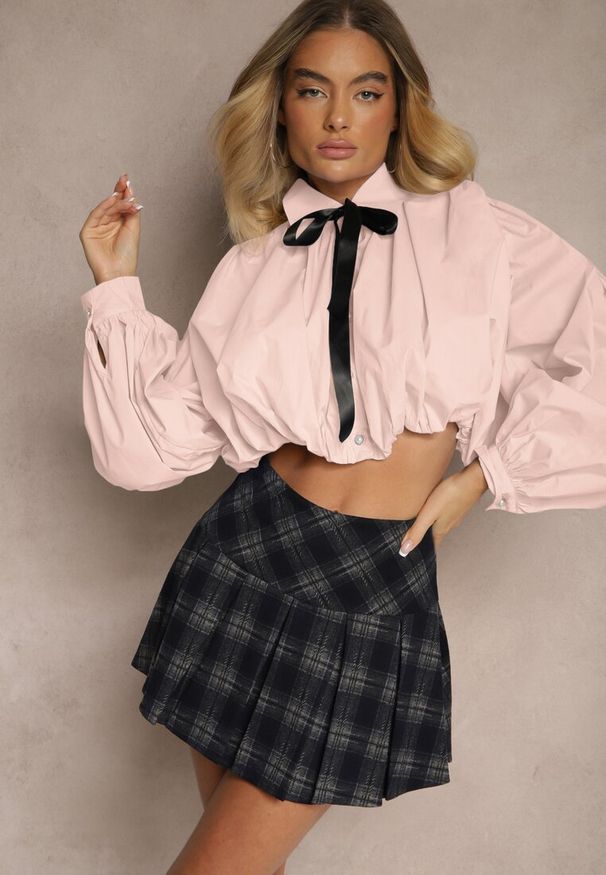 Renee - Różowa Bufiasta Koszula z Bawełny w Stylu Retro z Ozdobną Kokardą Frulla. Okazja: na co dzień. Typ kołnierza: kokarda. Kolor: różowy. Materiał: bawełna. Długość rękawa: długi rękaw. Długość: długie. Styl: retro
