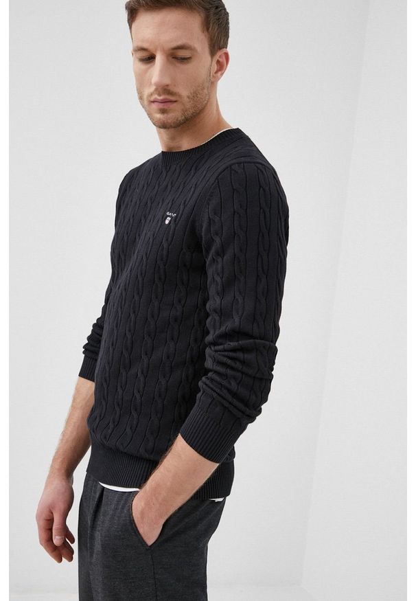 GANT - Gant sweter bawełniany 8050501 męski kolor czarny. Okazja: na co dzień. Kolor: czarny. Materiał: bawełna. Długość rękawa: długi rękaw. Długość: długie. Wzór: aplikacja. Styl: casual