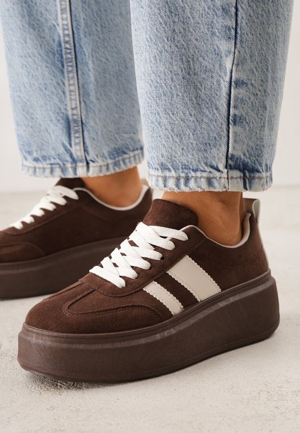 Renee - Brązowe Sneakersy Klasyczne Tenisówki na Grubej Podeszwie z Koturnem Adessia. Okazja: na spacer, na co dzień. Kolor: brązowy. Materiał: jeans. Obcas: na koturnie. Sport: turystyka piesza