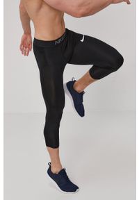 Nike Legginsy męskie kolor czarny z nadrukiem. Kolor: czarny. Materiał: dzianina, włókno, skóra, tkanina. Technologia: Dri-Fit (Nike). Wzór: nadruk #1