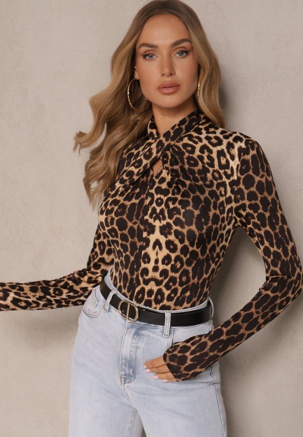 Renee - Panterkowa Bluzka z Marszczeniem Przy Zabudowanym Dekolcie Nivana. Okazja: na co dzień. Materiał: wiskoza, jeans. Styl: klasyczny, casual, elegancki