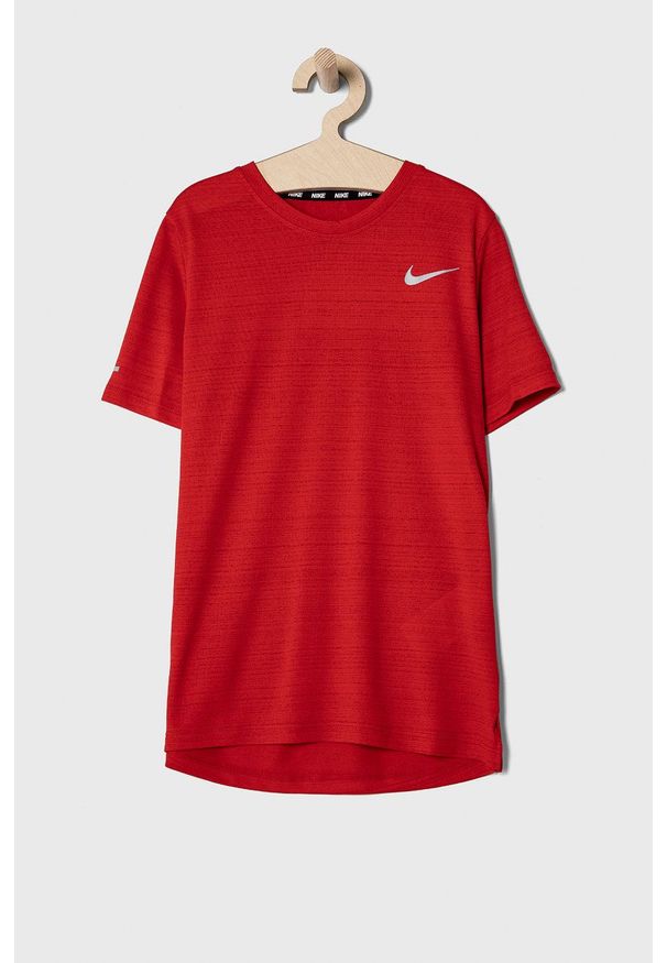 Nike Kids T-shirt dziecięcy kolor czerwony gładki. Okazja: na co dzień. Kolor: czerwony. Materiał: tkanina, skóra, dzianina, włókno. Wzór: gładki. Styl: casual