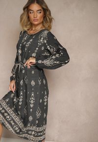 Renee - Ciemnoszara Pudełkowa Sukienka Boho w Etniczne Wzory z Paskiem Lisalenea. Okazja: na co dzień. Kolor: szary. Długość rękawa: długi rękaw. Sezon: lato. Styl: boho