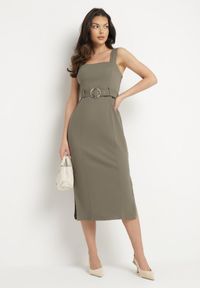 Born2be - Ciemnozielona Dopasowana Sukienka z Wiskozą z Rozcięciami i Paskiem z Klamrą Mepelle. Okazja: na co dzień. Typ kołnierza: dekolt kwadratowy. Kolor: zielony. Materiał: wiskoza. Typ sukienki: dopasowane. Styl: klasyczny, casual, elegancki #2