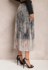 Renee - Czarna Plisowana Spódnica Midi Ozdobiona Abstrakcyjnym Wzorem na Siateczce Estabia. Okazja: na co dzień. Kolor: czarny. Materiał: tiul. Wzór: aplikacja. Styl: rockowy, casual