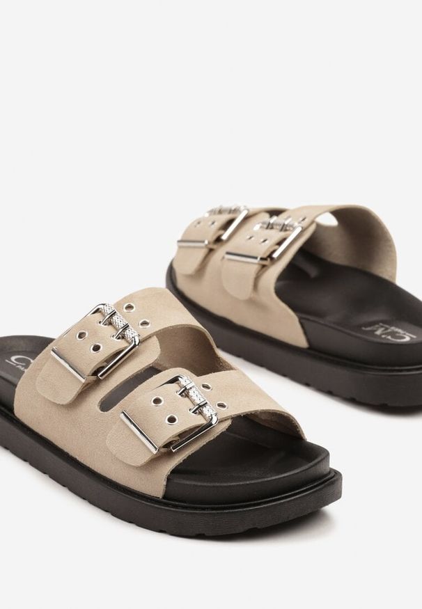 Born2be - Beżowe Klapki z Dwoma Paskami i Klamrami Teliriena. Okazja: na co dzień. Kolor: beżowy. Wzór: aplikacja. Styl: elegancki, casual