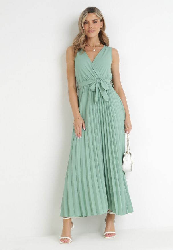 Born2be - Zielona Plisowana Sukienka Maxi z Gumką w Pasie i Materiałowym Paskiem Biak. Okazja: na ślub cywilny, na wesele, na imprezę. Kolor: zielony. Materiał: materiał. Sezon: lato. Typ sukienki: kopertowe. Styl: elegancki, klasyczny. Długość: maxi