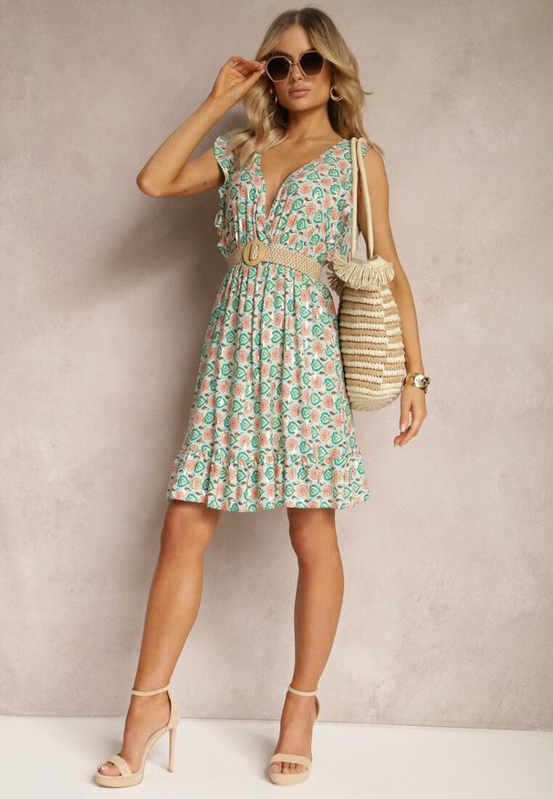 Renee - Zielona Sukienka z Gumką w Talii z Wiskozy w Abstrakcyjny Wzór Lianefa. Okazja: na co dzień, na spacer. Typ kołnierza: dekolt w kształcie V, kołnierz z falbankami. Kolor: zielony. Materiał: wiskoza. Długość rękawa: na ramiączkach. Sezon: lato. Typ sukienki: rozkloszowane. Styl: klasyczny, casual, elegancki