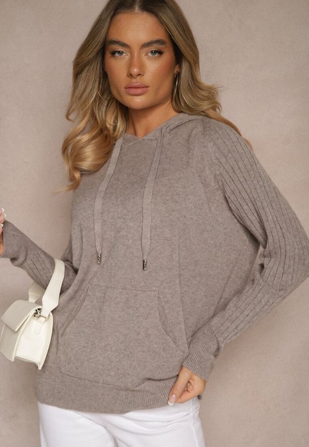 Renee - Ciemnobrązowy Sweter z Wiskozą i Kaszmirem oraz z Kapturem Nerolin. Okazja: na spacer, na co dzień. Typ kołnierza: kaptur. Kolor: brązowy. Materiał: wiskoza, kaszmir. Styl: casual, elegancki