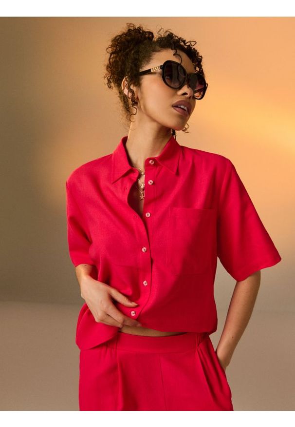 Sinsay - Wiskozowa koszula z krótkim rękawem z domieszką lnu - różowy. Kolor: różowy. Materiał: wiskoza, len. Długość rękawa: krótki rękaw. Długość: krótkie