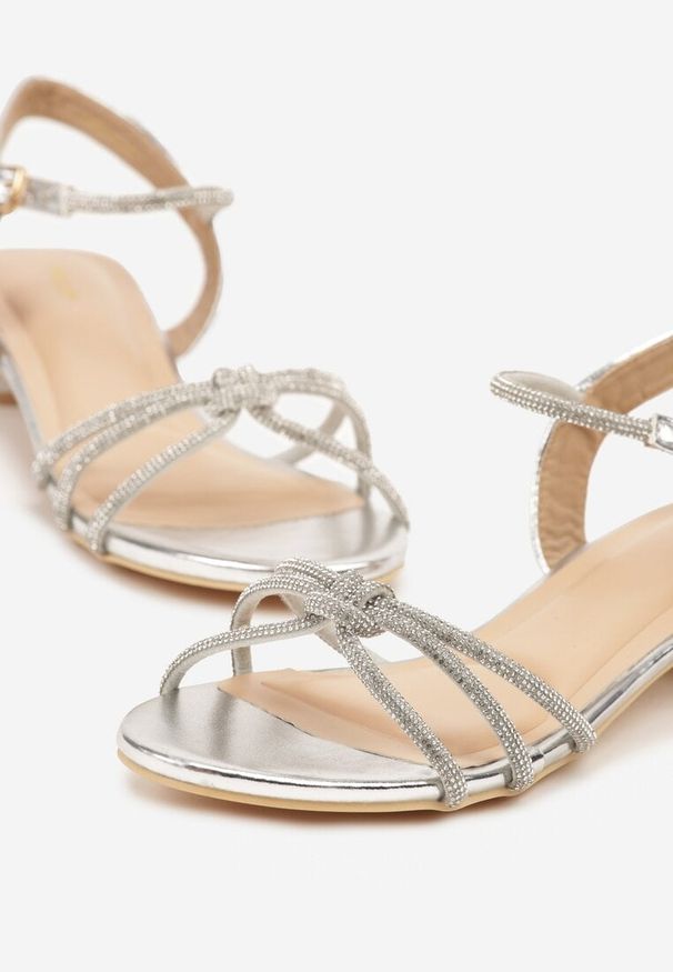 Renee - Srebrne Sandały Vices z Cyrkoniowymi Paseczkami Folastra. Okazja: na co dzień. Zapięcie: pasek. Kolor: srebrny. Wzór: aplikacja, paski. Sezon: lato. Obcas: na obcasie. Styl: casual, elegancki, klasyczny. Wysokość obcasa: niski