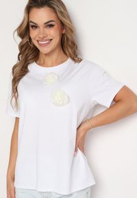 Born2be - Biały T-shirt z Bawełny z Aplikacją 3D w Kształcie Kwiatu Risandra. Okazja: na co dzień. Typ kołnierza: dekolt w kształcie V. Kolor: biały. Materiał: bawełna. Wzór: aplikacja, kwiaty. Styl: casual, klasyczny #2