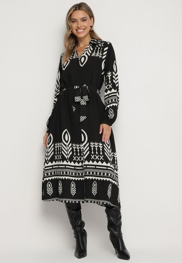 Born2be - Czarna Sukienka Koszulowa w Etno Wzór z Paskiem Avierira. Okazja: na co dzień. Kolor: czarny. Materiał: materiał, wiskoza. Typ sukienki: koszulowe. Styl: etno
