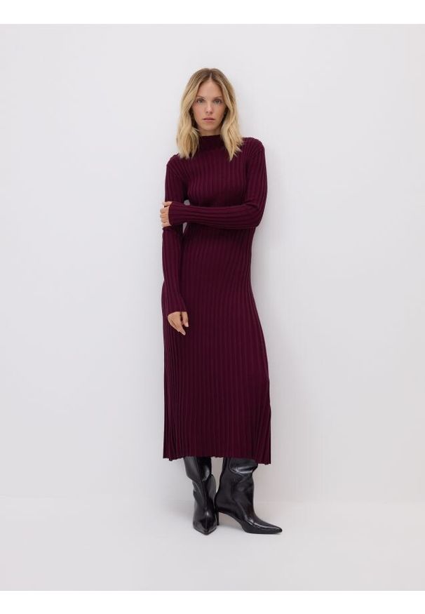 Reserved - Sukienka maxi - ciemnofioletowy. Kolor: fioletowy. Materiał: dzianina. Długość: maxi