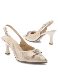 Czółenka damskie S.Barski, skóra naturalna ażurowa cholewka fason slingback regulowany pasek wysoki obcas ozdobna aplikacja, beżowe, CR61-3119. Zapięcie: pasek. Kolor: beżowy. Materiał: skóra. Szerokość cholewki: normalna. Wzór: ażurowy, aplikacja. Obcas: na obcasie. Wysokość obcasa: wysoki #5