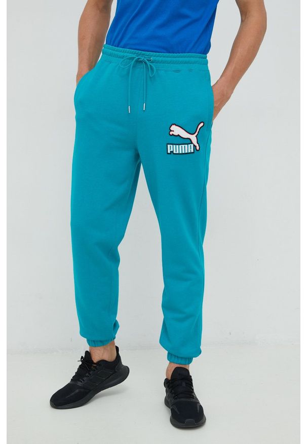 Puma spodnie dresowe bawełniane męskie kolor turkusowy z aplikacją. Kolor: turkusowy. Materiał: bawełna, dresówka. Wzór: aplikacja
