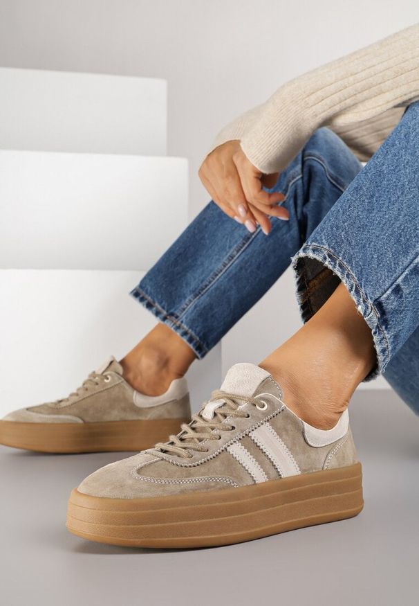 Born2be - Ciemnobeżowe Zamszowe Sneakersy na Grubej Podeszwie z Paskami i Skórzaną Wkładką Felenne. Okazja: na co dzień. Zapięcie: pasek. Kolor: beżowy. Materiał: zamsz, skóra. Wzór: paski