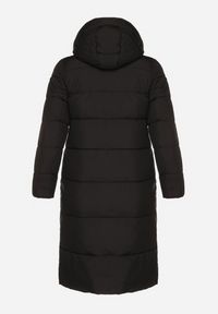 Born2be - Czarna Długa Kurtka Pikowana z Kapturem i Bocznymi Suwakami Mevoressa. Okazja: na spacer, na co dzień. Typ kołnierza: kaptur. Kolekcja: plus size. Kolor: czarny. Materiał: dzianina, jeans, poliester. Długość: długie. Styl: casual #5