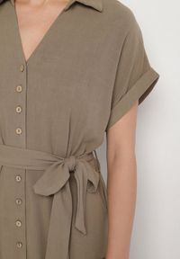 Born2be - Ciemnozielona Sukienka Koszulowa z Wiskozy i Lnu Wiązana w Talii z Kieszeniami Efrasira. Okazja: na co dzień. Kolor: zielony. Materiał: wiskoza, len. Typ sukienki: koszulowe. Styl: elegancki, casual #4