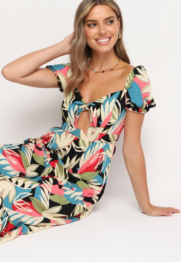 Born2be - Beżowo-Czarna Wiskozowa Sukienka w Kwiaty z Wiązaniem przy Dekolcie i Falbanką Meviera. Okazja: na co dzień, na randkę, na spacer. Kolor: czarny. Materiał: wiskoza. Wzór: kwiaty. Sezon: lato. Styl: casual