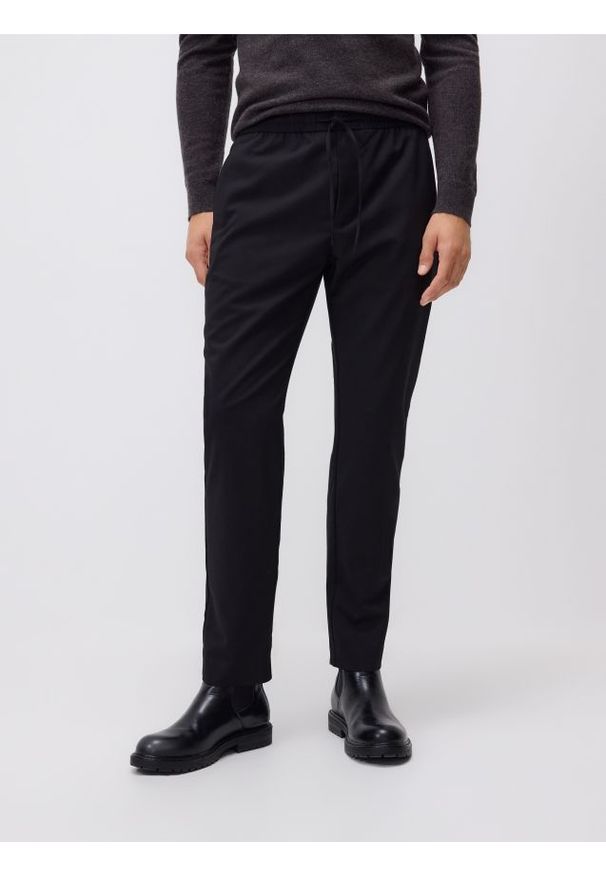 Reserved - Spodnie joggery - czarny. Kolor: czarny. Materiał: tkanina, wiskoza