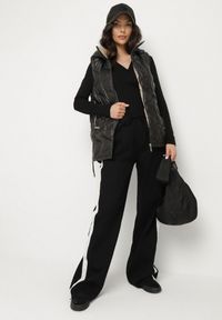 Born2be - Czarna Kamizelka Pikowana z Odpinanym Kapturem Vilzeki. Okazja: na co dzień. Kolor: czarny. Materiał: jeans. Styl: klasyczny, casual, elegancki #6