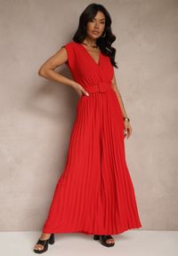 Renee - Czerwony Kopertowy Kombinezon Wide Leg Zdobiony Plisami i Paskiem z Klamrą Salirella. Okazja: na co dzień. Kolor: czerwony. Wzór: aplikacja. Styl: casual, elegancki