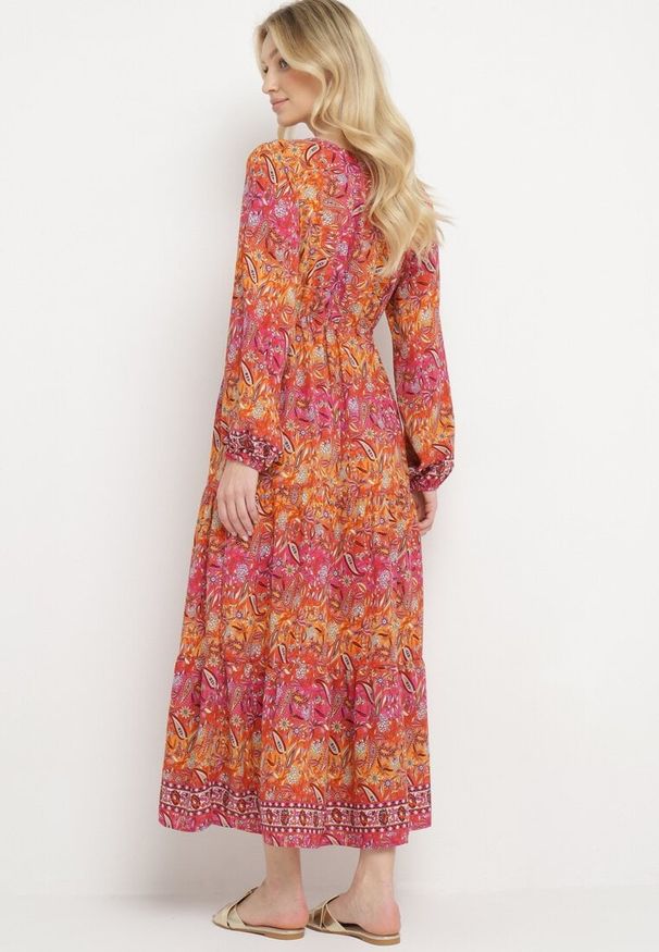 Born2be - Czerwona Sukienka Rozkloszowana z Falbanką w Print Paisley Kapiss. Typ kołnierza: dekolt w kształcie V. Kolor: czerwony. Długość rękawa: długi rękaw. Wzór: paisley, nadruk. Styl: klasyczny, elegancki