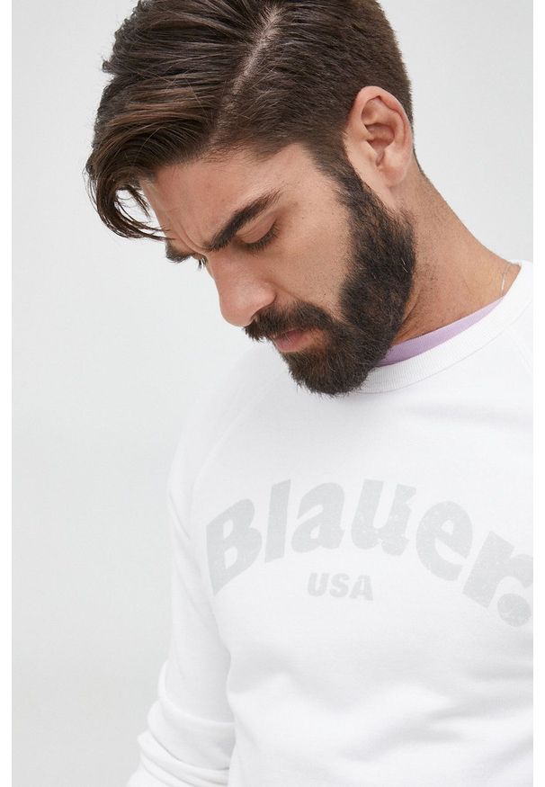 Blauer bluza bawełniana męska kolor biały z nadrukiem. Okazja: na co dzień. Kolor: biały. Materiał: bawełna. Długość rękawa: raglanowy rękaw. Wzór: nadruk. Styl: casual