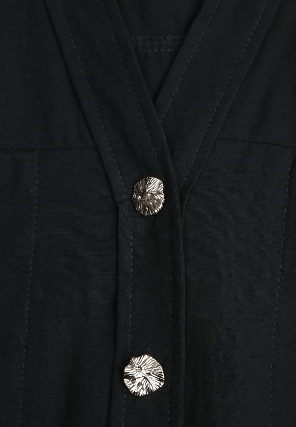 Born2be - Czarna Sukienka Koszulowa z Bawełną Wiskozą i Ozdobnymi Guzikami Parranes. Okazja: na co dzień. Kolor: czarny. Materiał: wiskoza, bawełna. Typ sukienki: koszulowe. Styl: casual, klasyczny, elegancki