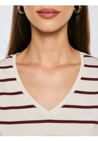 Big-Star - Koszulka damska z dekoltem v-neck w paski kremowa Retina 103. Okazja: na co dzień, na spacer. Typ kołnierza: dekolt w kształcie V. Kolor: biały. Materiał: len, denim, bawełna. Wzór: paski. Styl: klasyczny, casual #3