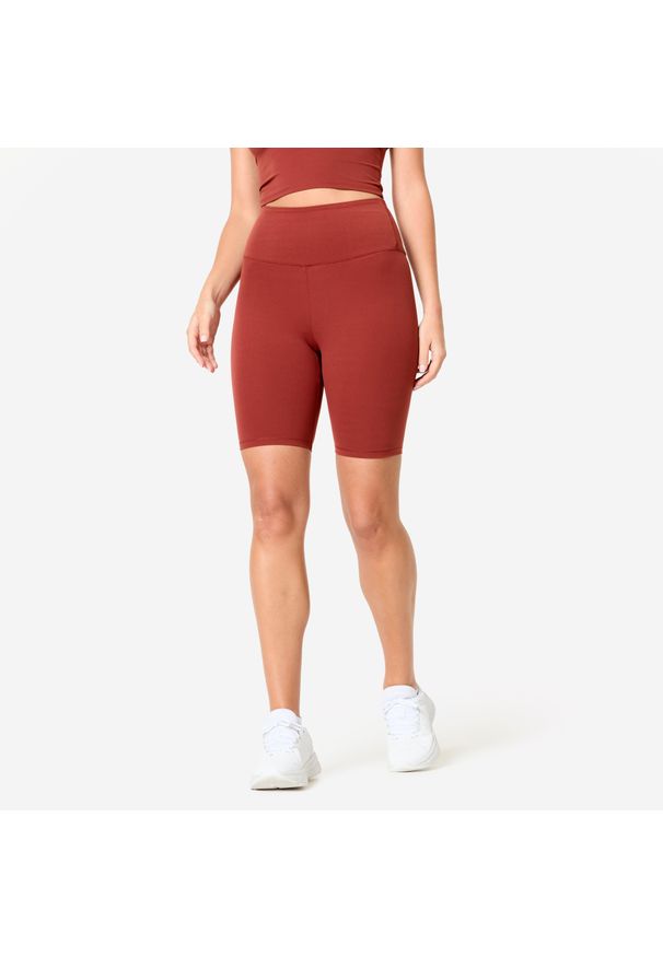 Decathlon - Legginsy krótkie fitness damskie Domyos. Kolor: czerwony, wielokolorowy, brązowy. Materiał: poliamid, materiał, elastan. Długość: krótkie. Sport: fitness