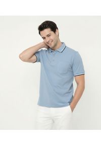 Klasyczna, Męska Koszulka Polo - Brave Soul - Jasnoniebieska. Okazja: na co dzień. Typ kołnierza: polo. Kolor: niebieski. Materiał: bawełna. Sezon: wiosna, lato. Styl: klasyczny #2