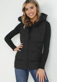 Born2be - Czarna Kamizelka Pikowana z Kapturem Destica. Typ kołnierza: kaptur. Kolor: czarny. Materiał: materiał. Długość rękawa: bez rękawów. Sezon: jesień, wiosna. Styl: klasyczny #1