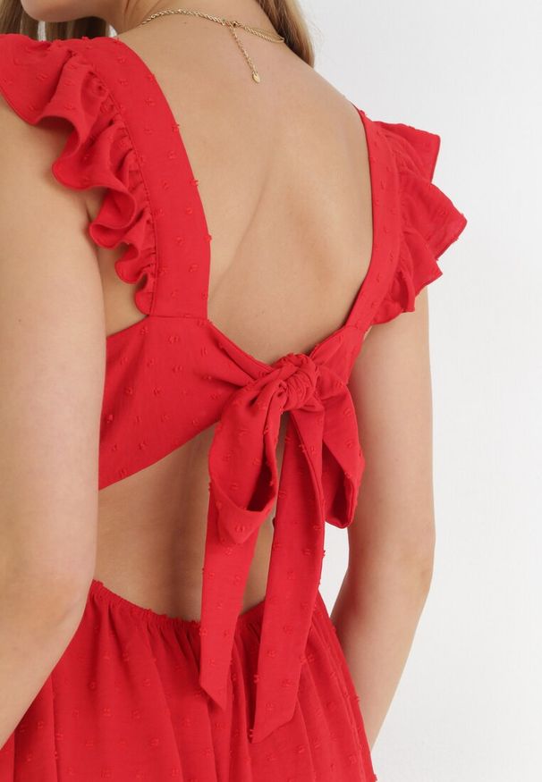 Born2be - Czerwona Rozkloszowana Sukienka Mini z Tkaniny Plumeti i Odkrytymi Plecami Caitadi. Typ kołnierza: kołnierz z falbankami. Kolor: czerwony. Materiał: tkanina. Styl: elegancki. Długość: mini