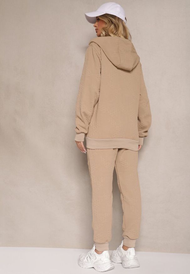 Renee - Ciemnobeżowy Komplet Dresowy Zdobiony Tłoczeniem Bluza z Kapturem i Joggery Tuseira. Kolor: beżowy. Materiał: dresówka. Wzór: aplikacja