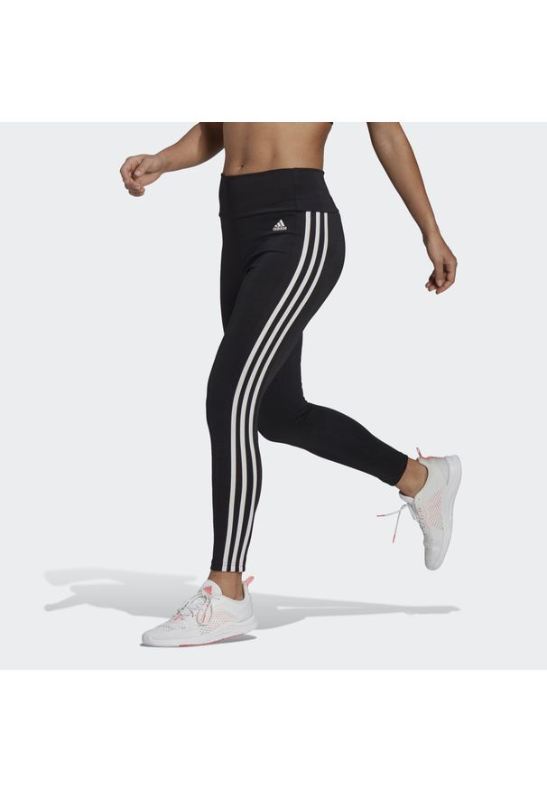 Adidas - Damskie legginsy z wysoką talią adidas Designed To Move 3-Bandes 7/8 Sport. Kolor: wielokolorowy, biały, czarny. Sport: joga i pilates