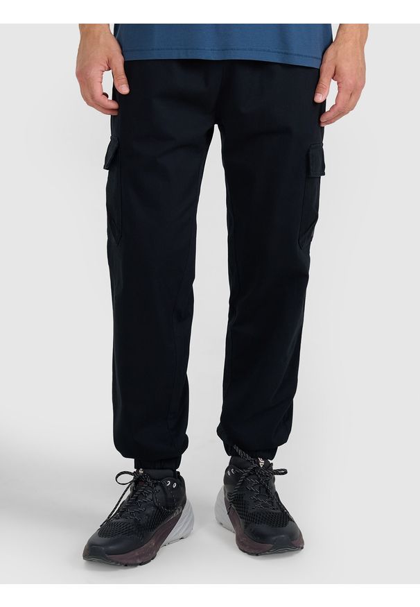 4f - 4F Spodnie casual cargo męskie - czarne M. Okazja: na co dzień. Kolor: czarny. Materiał: tkanina, bawełna, materiał. Styl: casual