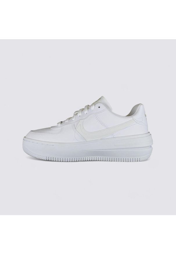 Buty do chodzenia damskie Nike Air Force 1 Pltaform. Zapięcie: sznurówki. Kolor: biały. Materiał: skóra, guma, tkanina, materiał. Szerokość cholewki: normalna. Model: Nike Air Force. Sport: turystyka piesza