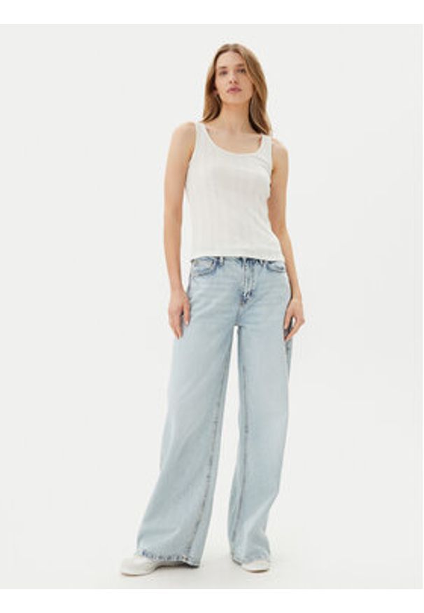 Pieces Top Fia 17155482 Biały Slim Fit. Kolor: biały. Materiał: bawełna