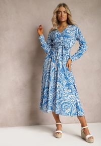 Renee - Niebieska Sukienka z Wiskozy w Ornamentalny Wzór Wiązana w Talii Varnieni. Kolor: niebieski. Materiał: wiskoza. Wzór: aplikacja. Typ sukienki: kopertowe #4