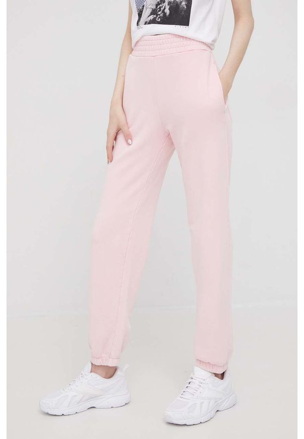 United Colors of Benetton spodnie dresowe bawełniane damskie kolor różowy gładkie. Kolor: różowy. Materiał: bawełna, dresówka. Wzór: gładki