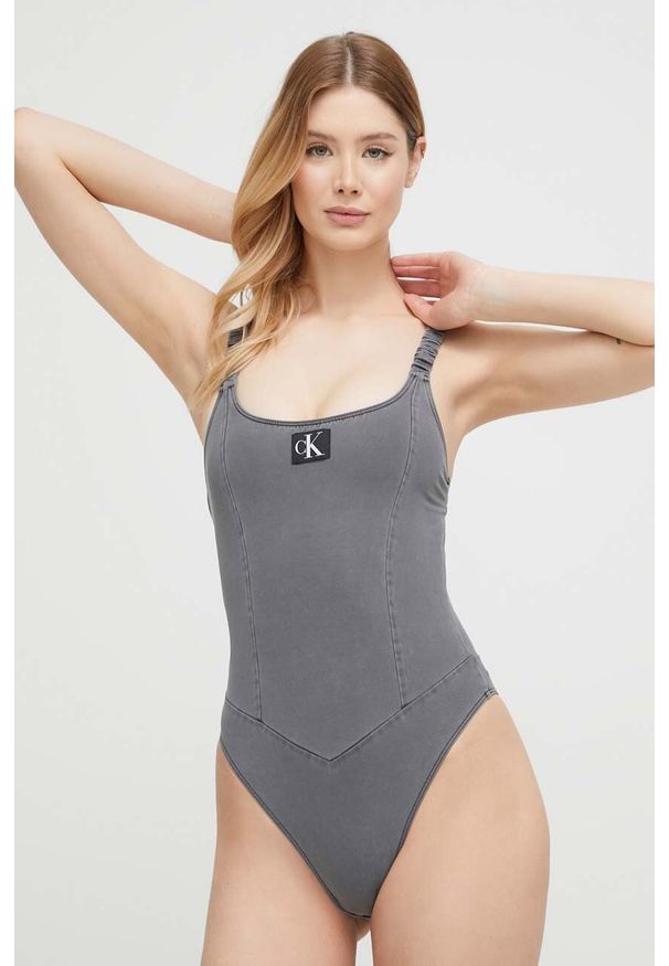 Calvin Klein jednoczęściowy strój kąpielowy kolor czarny lekko usztywniona miseczka. Kolor: szary. Materiał: materiał
