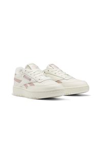 Buty do chodzenia damskie Reebok Club C Double Revenge. Zapięcie: sznurówki. Kolor: wielokolorowy, biały, różowy. Materiał: skóra, materiał. Szerokość cholewki: normalna. Model: Reebok Club. Sport: turystyka piesza