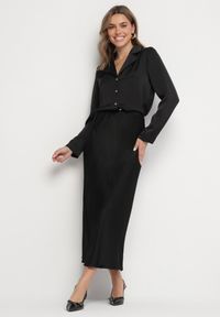 Born2be - Czarna Spódnica Satynowa z Wiskozy o Rozkloszowanym Kroju Hanorilae. Okazja: na co dzień. Kolor: czarny. Materiał: satyna, wiskoza. Styl: klasyczny, casual