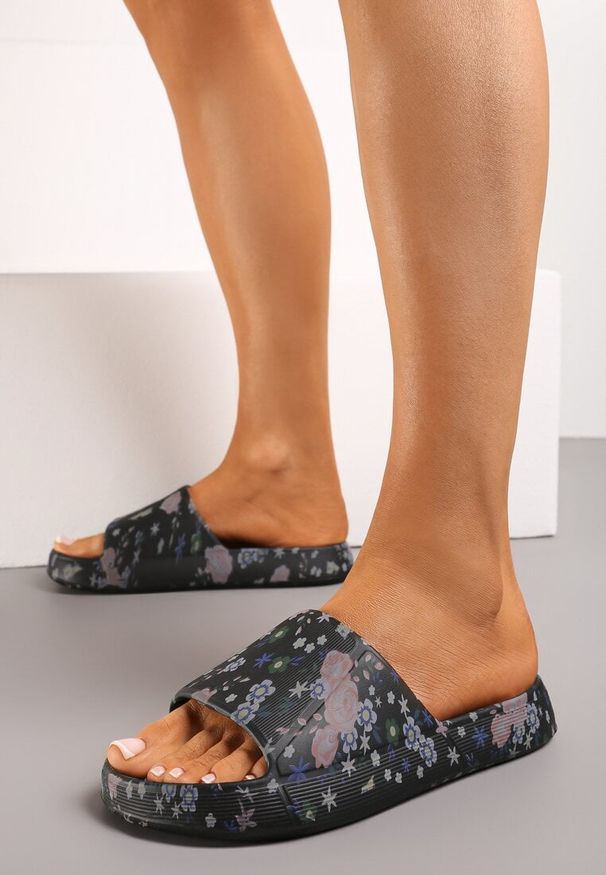 Renee - Czarne Piankowe Klapki z Szerokim Pakiem i Uroczym Nadrukiem Kertisea. Kolor: czarny. Materiał: jeans. Wzór: nadruk. Sezon: lato