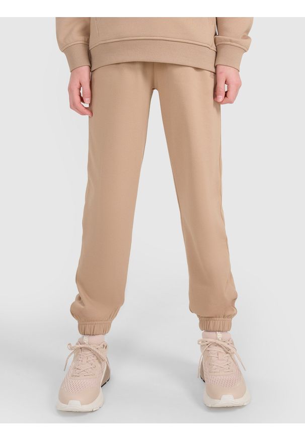 4f - 4F Spodnie dresowe joggery dziewczęce - beżowe 128 (7-8 lat). Okazja: na co dzień. Kolor: beżowy. Materiał: dresówka. Wzór: gładki, ze splotem. Sezon: lato. Styl: casual, sportowy