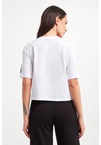 Armani Exchange - T-shirt ARMANI EXCHANGE. Materiał: bawełna, tkanina. Długość rękawa: krótki rękaw. Długość: krótkie. Wzór: aplikacja, nadruk