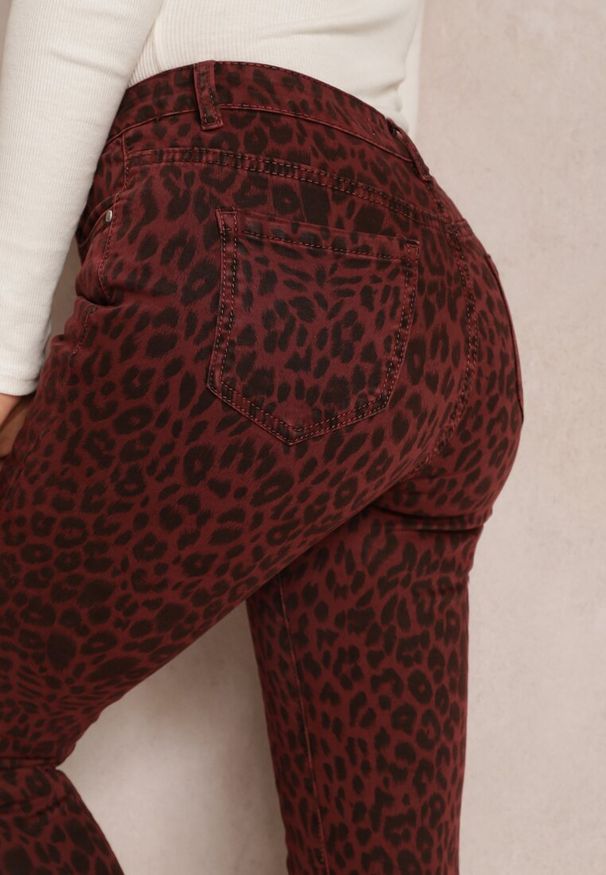 Renee - Bordowe Spodnie Skinny Iominna. Kolor: czerwony. Materiał: jeans. Długość: długie. Wzór: aplikacja, nadruk. Styl: klasyczny