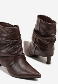 Renee - Brązowe Botki Slouchy na Kaczuszce Ozdobione Wywiniętą Cholewką Cenitte. Okazja: na co dzień. Kolor: brązowy. Materiał: jeans. Szerokość cholewki: normalna. Wzór: aplikacja. Obcas: na szpilce. Styl: casual. Wysokość obcasa: średni #5